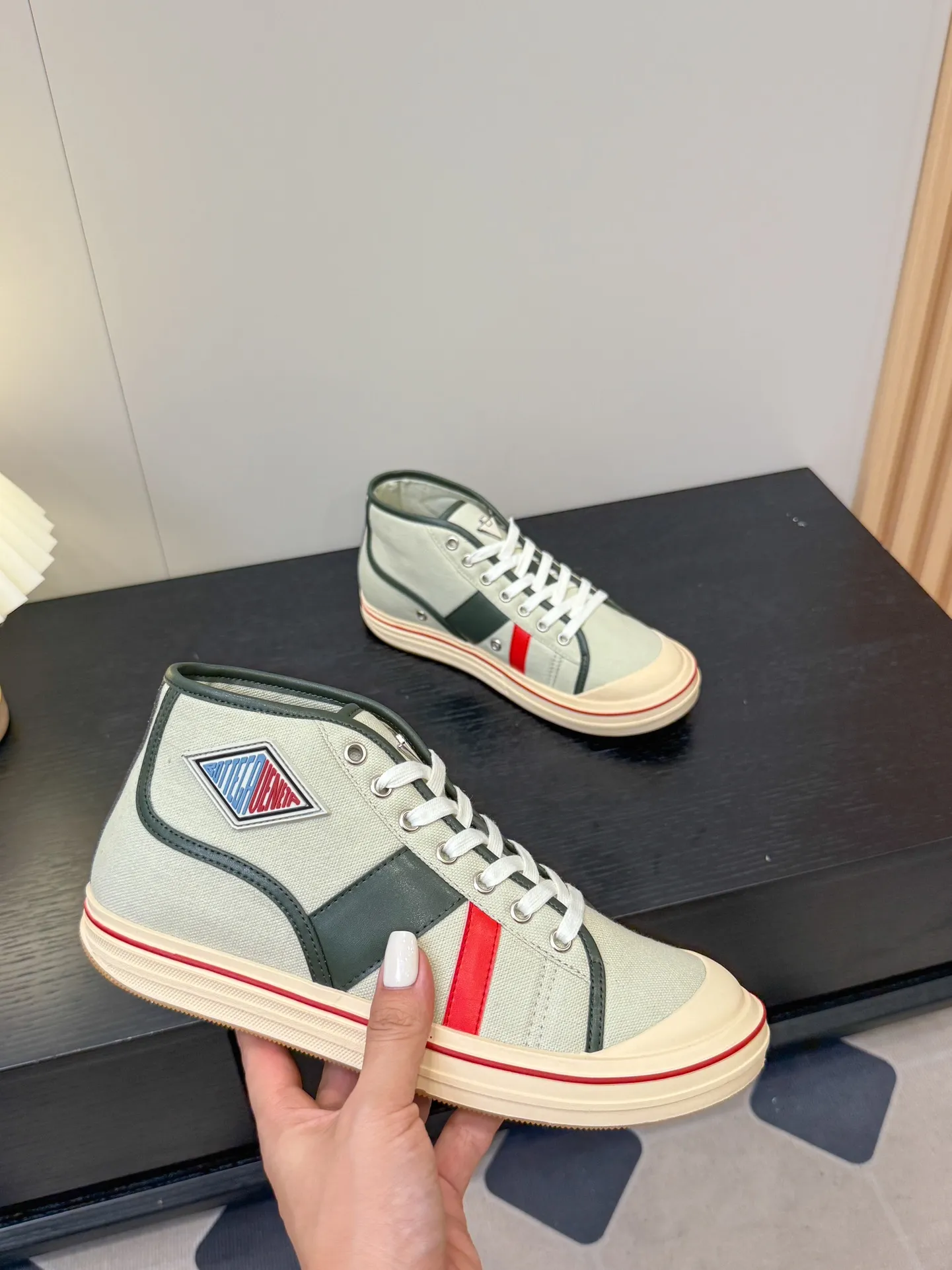 👟👟Ex-factory price 480👟👟 (Men’s size +1️⃣0️⃣) BVOrbit’s latest 2025 catwalk model, developed 1:1 from the original board, classic color matching elements! This is the biggest highlight of this shoe, eye-catching but not exaggerated design, super cool for daily use, super versatile whether paired with pants, sweaters or skirts, looks good no matter how you wear it, the more you look at it, the more you like it ❗️ Outsole: Original outsole Color: 4 colors Size: Female 35-40 Male 39-44